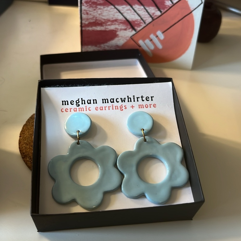 Floral ceramic earrings - Picture 3 of 4